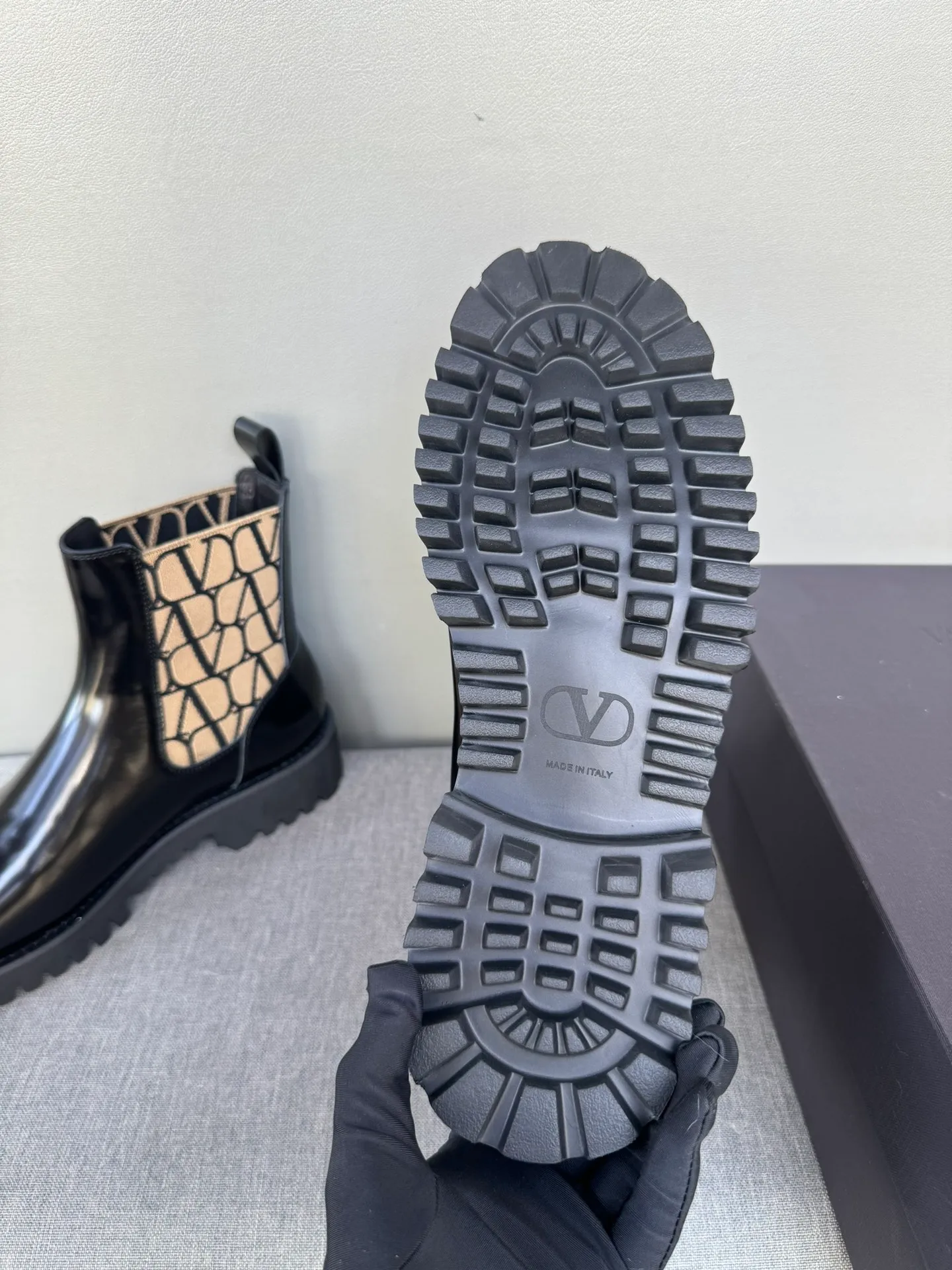 [Valentino] Top P: 1000💰 Size: Men 39-44 (45 customized) Valentino VLTN casual shoes 2025 latest winter series, original 1:1 development Casual men's leather shoes Made with heavy investment, shoes and boots are made of imported cowhide that is not easy to deform, black cowhide lining, original foam outsole, black open edge beads, black suede, brown suede Factory craftsmanship, perfect products are only prepared for you who know taste! Any comparison is welcome!